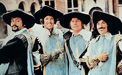 FILM THE FOUR MUSKETEERS (1974) OLIVER REED, RICHARD CHAMBERLAI